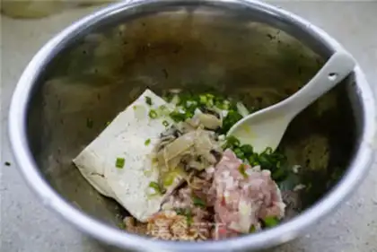 Make Six fungus meat dumplings step 3