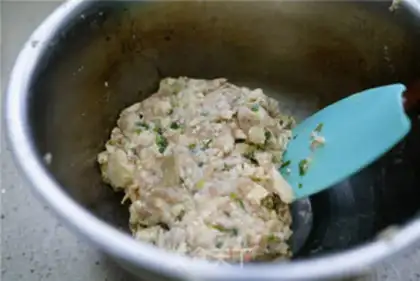 Make Six fungus meat dumplings step 4