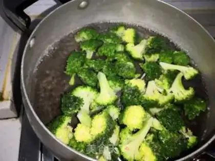 Make Pelican shrimp broccoli step 3
