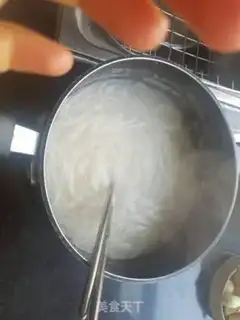 Make Eggs, spinach, rice powder step 1