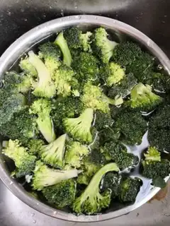 Make The broccoli with his ears step 1