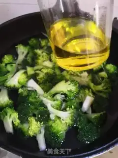 Make The broccoli with his ears step 2