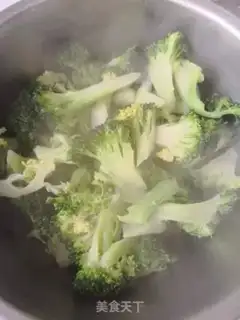 Make The broccoli with his ears step 3