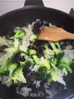 Make The broccoli with his ears step 7