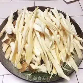 Make Spicy hands tore the mushrooms step 0