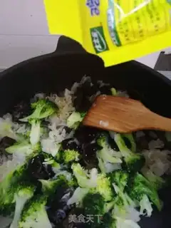 Make The broccoli with his ears step 8