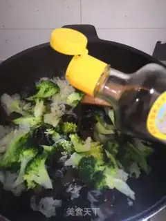 Make The broccoli with his ears step 9