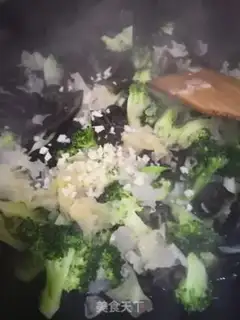 Make The broccoli with his ears step 10
