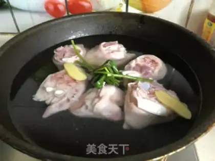 Make Roasted pig hoof soup step 0