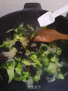 Make The broccoli with his ears step 11