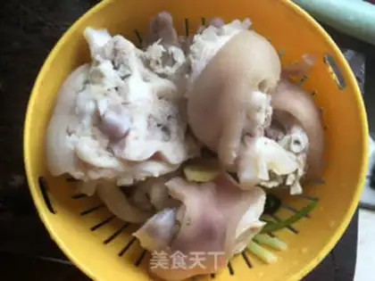 Make Roasted pig hoof soup step 1