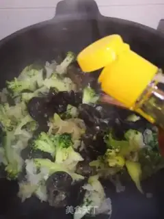 Make The broccoli with his ears step 12