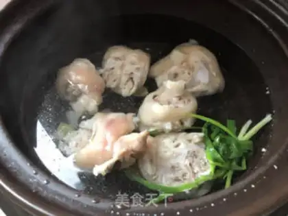 Make Roasted pig hoof soup step 2