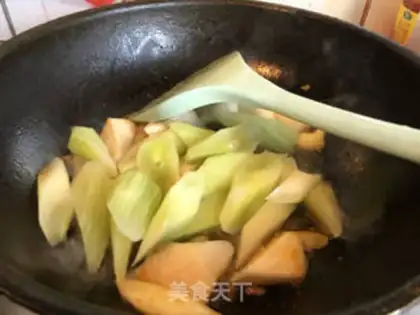Make Roasted pig hoof soup step 5