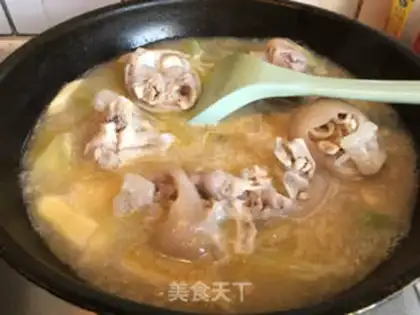 Make Roasted pig hoof soup step 7