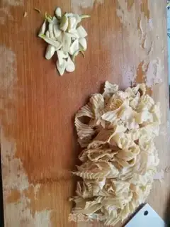 Make Celery with dry bean skin step 0