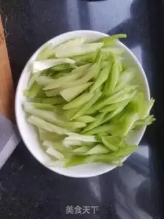 Make Celery with dry bean skin step 1