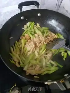 Make Celery with dry bean skin step 4