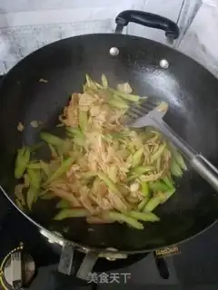 Make Celery with dry bean skin step 5