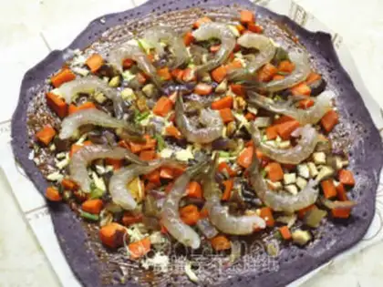 Make Black rice and shrimp bottom pizza step 13