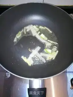 Make Crab bar and cabbage fan soup step 2