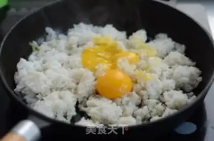 Make Gold egg fried rice step 2