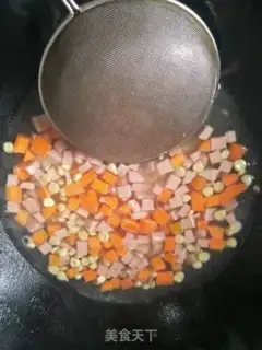 Make Yangzhou fried rice step 1