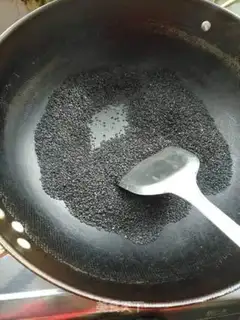 Make Spicy sesame peanut soup step 0