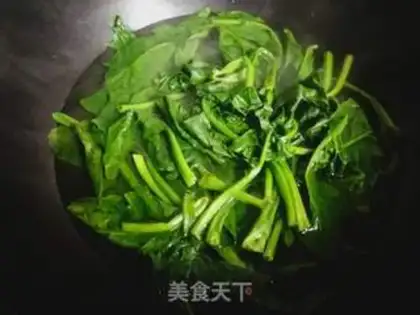 Make Sea sorghum core spinach noodles step 1