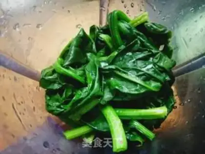 Make Sea sorghum core spinach noodles step 2