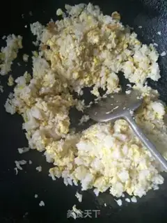 Make Yangzhou fried rice step 4