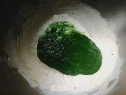 Make Sea sorghum core spinach noodles step 5