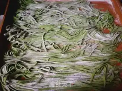 Make Sea sorghum core spinach noodles step 7