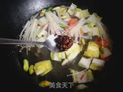 Make Sea sorghum core spinach noodles step 12