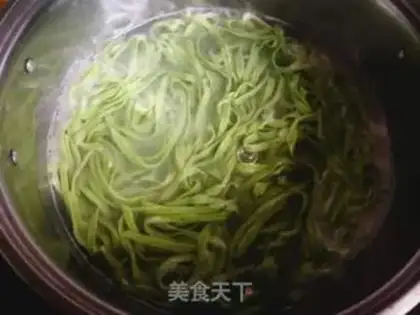Make Sea sorghum core spinach noodles step 15