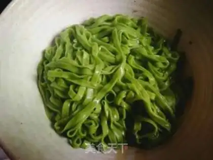 Make Sea sorghum core spinach noodles step 16