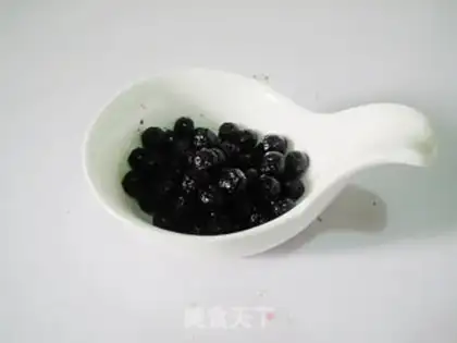 Make Blueberry mashed cupcakes step 2