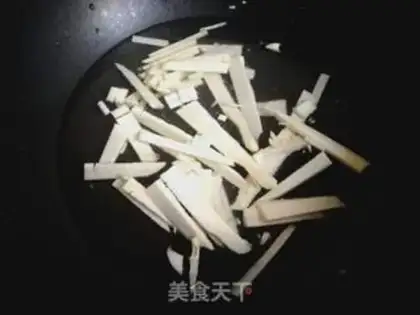 Make Shrimp spinach noodles step 1