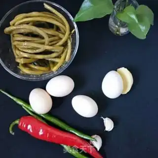 Make Sour-beans fried eggs step 1