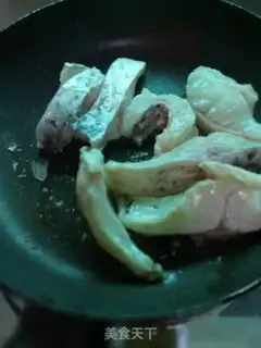 Make Blue fish tofu soup step 1
