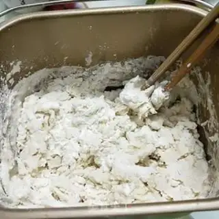 Make Spicy bean horn buns step 1