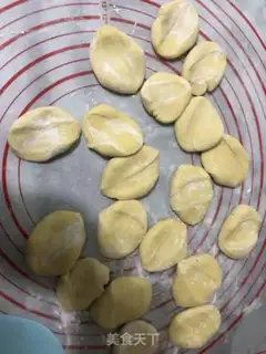 Make A green pork dumpling step 3