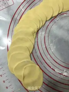Make A green pork dumpling step 4