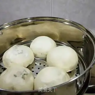 Make Spicy bean horn buns step 15
