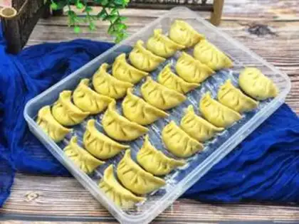 Make A green pork dumpling step 8