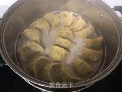 Make A green pork dumpling step 9