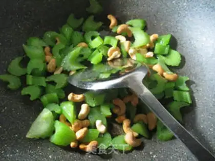Make The fragrance of cashew nuts step 2