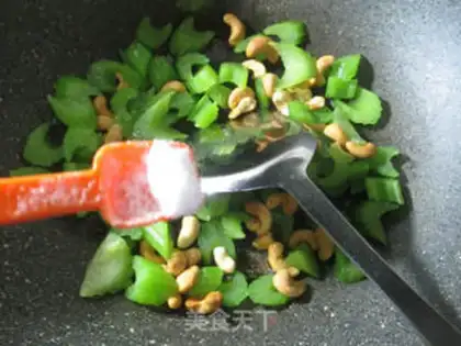Make The fragrance of cashew nuts step 3