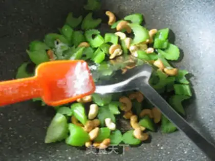 Make The fragrance of cashew nuts step 4