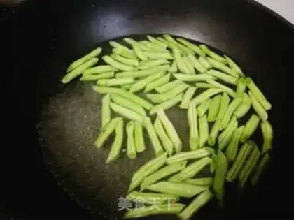 Make ♪ Little rice peppers fried with dragon bean horns step 1